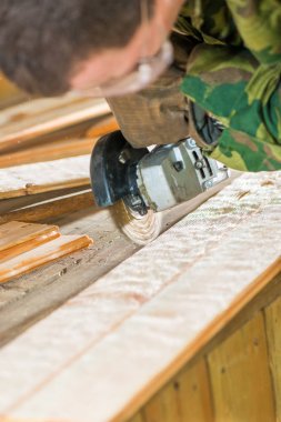 Gözlük içinde genç bir marangoz kurulların yüzey işlemleri