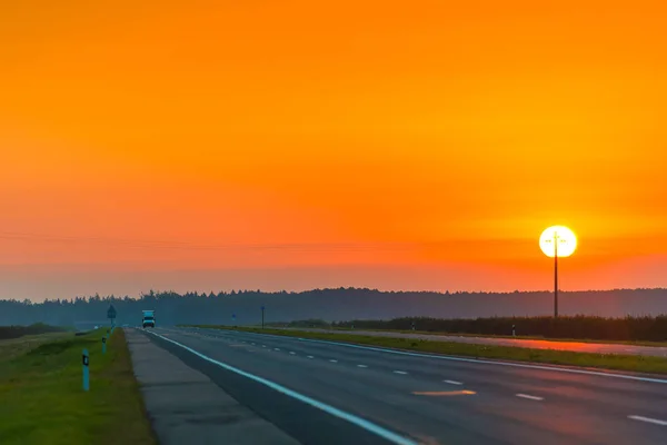 Ruhige Autobahn in der Morgendämmerung, Landschaft in oranger Farbe — Stockfoto
