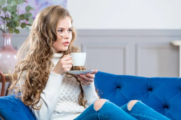 Horizontal portrait of a beautiful young woman with a cup of cof — Stock Photo, Image