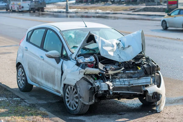 Bílé auto s nefunkční přední na silnici ve městě — Stock fotografie