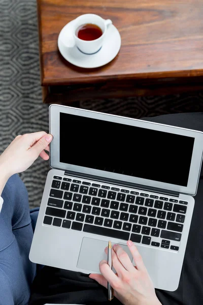 Femme d'affaires et ordinateur portable, mains féminines gros plan tout en travaillant — Photo
