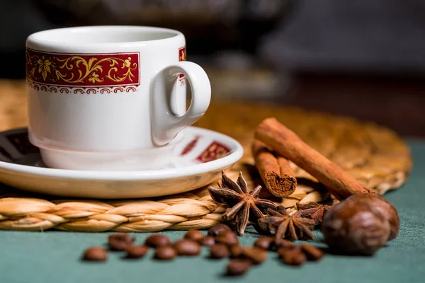 Fotografía horizontal de una hermosa taza de café, anís y cinna —  Fotos de Stock