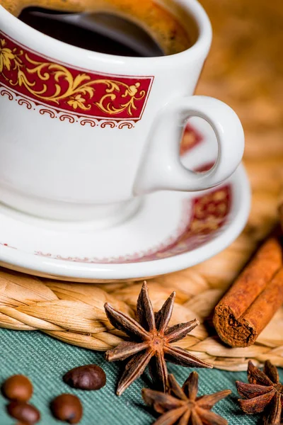 Natura morta verticale delizioso caffè in una bella tazza con spi — Foto Stock