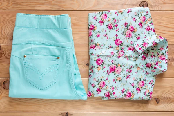 Camisa bonita com estampa floral e calças turquesa no — Fotografia de Stock