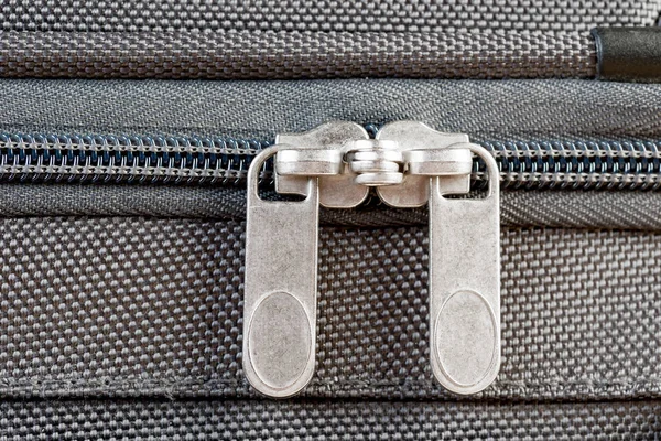 Nahaufnahme zwei Reißverschlussläufer geknöpft grauen Koffer Makro — Stockfoto