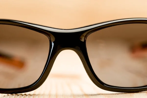 Sonnenbrille mit polarisierender Brille auf einer Holzoberfläche, phot — Stockfoto