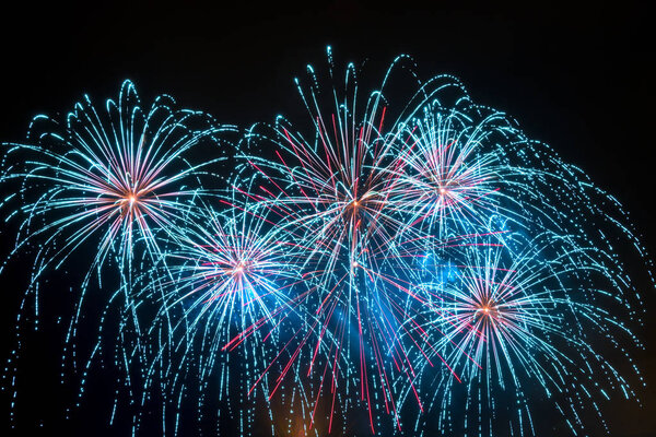 красивый салют в ночном небе в праздник
