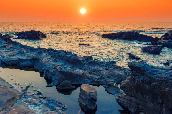 Die Sonne geht zum Sonnenuntergang über dem Meer. getönt. — Stockfoto
