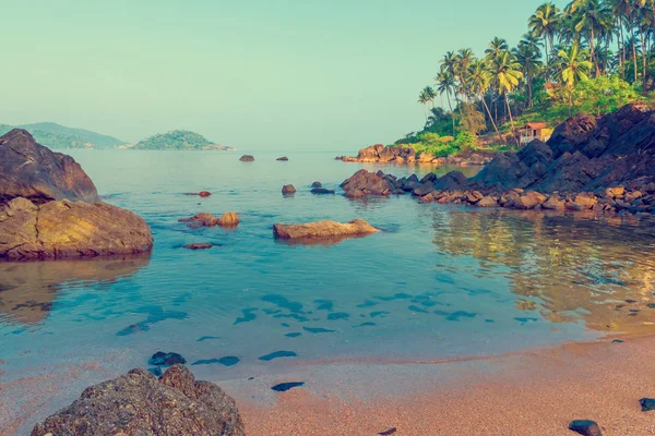 Een plek voor rust en ontspanning - een strand in Zuid-Goa. Getint. — Stockfoto