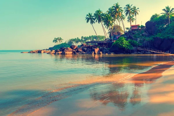 Fin sand på en tropisk strand och havet vågor. Tonade. — Stockfoto