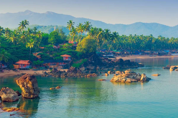 Střelba Palolem Beach v Jižní Goa z útesu. Tónovaná. — Stock fotografie