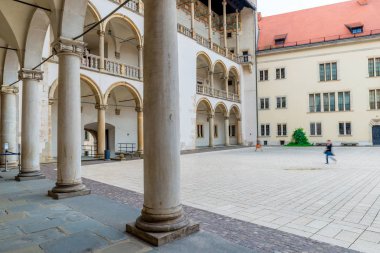 Wawel Kalesi 228 metre o yükseklikte bir tepe üzerinde yer alan