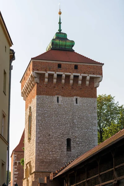 Torre de la Puerta de Florian primer plano, arquitectura de la ciudad de —  Fotos de Stock
