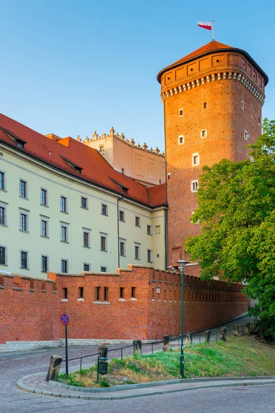 Cracovia, Polonia - 11 de agosto de 2017: Cracovia, torre de ladrillo alto - Waw —  Fotos de Stock