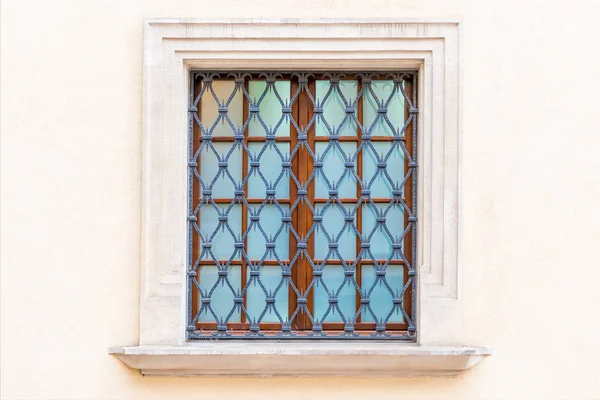 Окно со средневековой решеткой в замке — стоковое фото