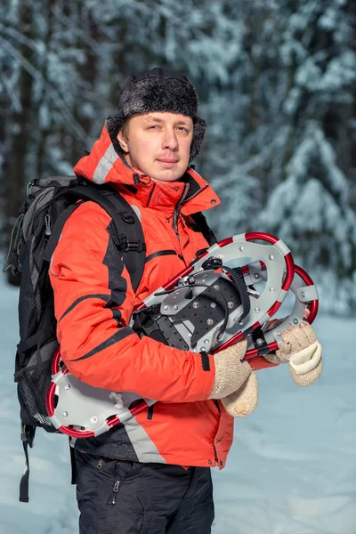 Retrato vertical de um turista masculino com sapatos de neve no inverno — Fotografia de Stock