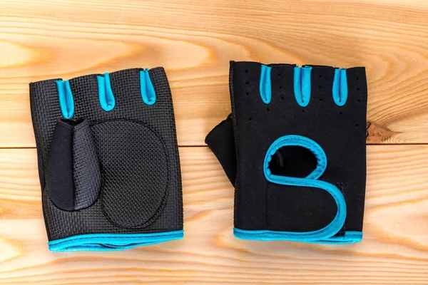 Dos guantes para montar en bicicleta sobre tablas de madera — Foto de Stock