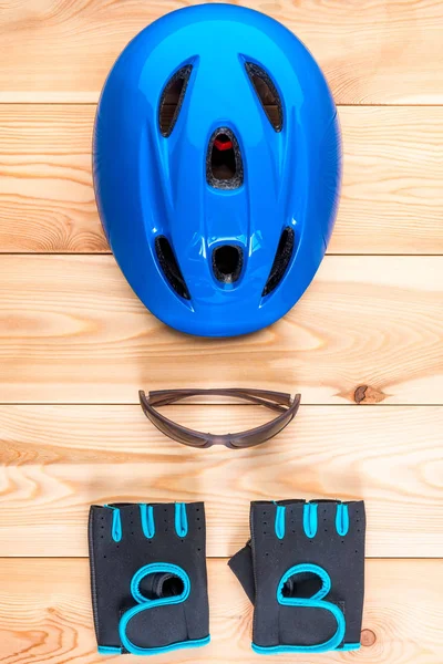 Fiets helm en handschoenen top paar bekijken verticale schot — Stockfoto