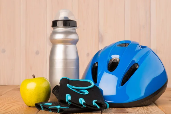 Ciclismo - conjunto de objetos para practicar deportes en un backgrou de madera —  Fotos de Stock