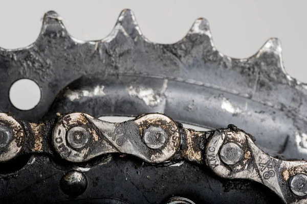 Primer plano de una cadena de bicicletas untada con aceite de motor en una ba gris — Foto de Stock