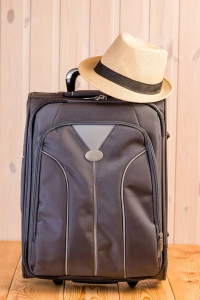 Έτοιμα-συσκευασμένα γεμιστές βαλίτσα και την κορυφή του ότι-άχυρο κομψό καπέλο — Φωτογραφία Αρχείου