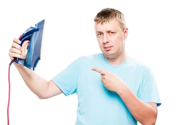 Vážný muž ukazuje palec na železo na bílém pozadí — Stock fotografie