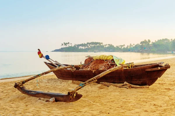 Barcos de pesca de madera al amanecer en la playa. Teñido . —  Fotos de Stock