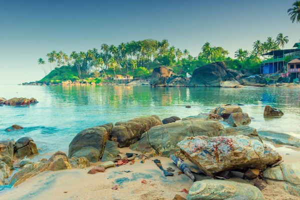 Kokospalmer på stranden upplyst av morgonsolen. Tonade. — Stockfoto