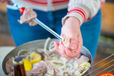 lezzetli bir şiş kebap hazırlanırken bir el Close-Up
