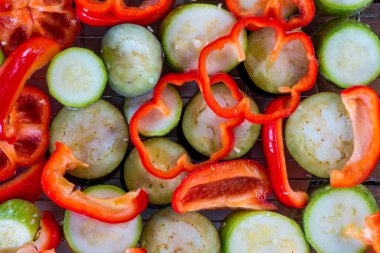 çiğ sebze görünümü - dolmalık biber, kabak ve patlıcan üzerinde top 