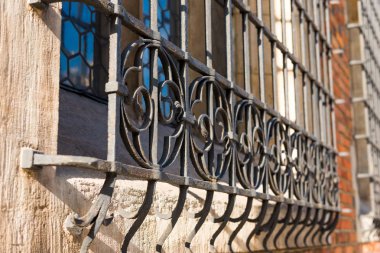 Close-Up stree işeneceğini bir pencere bir metal ızgara