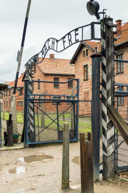 Auschwitz, Polonya - 12 Ağustos 2017: Auschwitz toplama kampı giriş