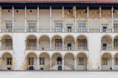 Krakow, Polonya - 13 Ağustos 2017: güzel duvarlar Wawel Kalesi sarayda sütunlarından ile