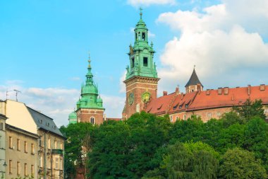 Krakow, Polonya - 14 Ağustos 2017: Krakow, yüksek tuğla kule - Wawel Kalesi mavi gökyüzü arka plan üzerinde