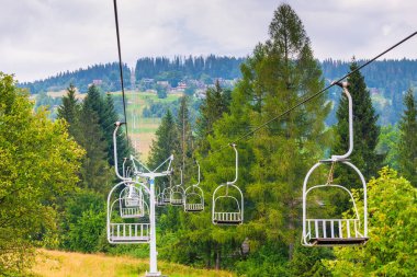 boş teleferik tepeye tırmanmak bir yaz gününde