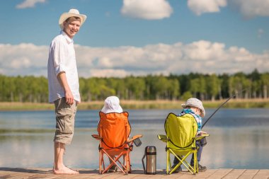 adam ve balıkçılık iki oğlu, babası öğretir çocuklar balık