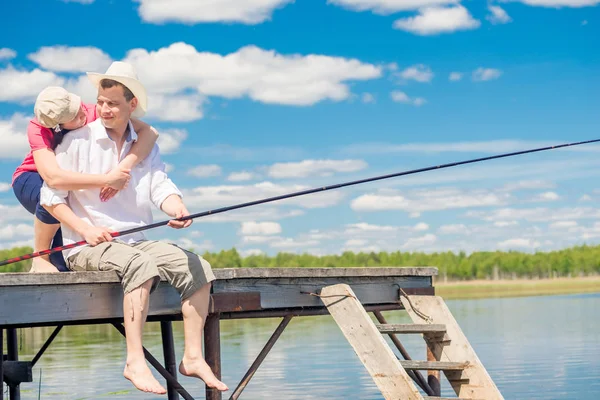 Visser en zijn vrouw op een houten pier in de buurt van het meer, een man is — Stockfoto