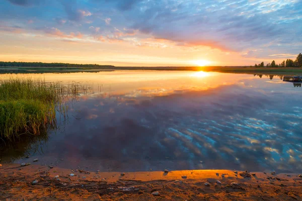 Krásné malebné jezero za úsvitu, Foto v oranžové barvě — Stock fotografie