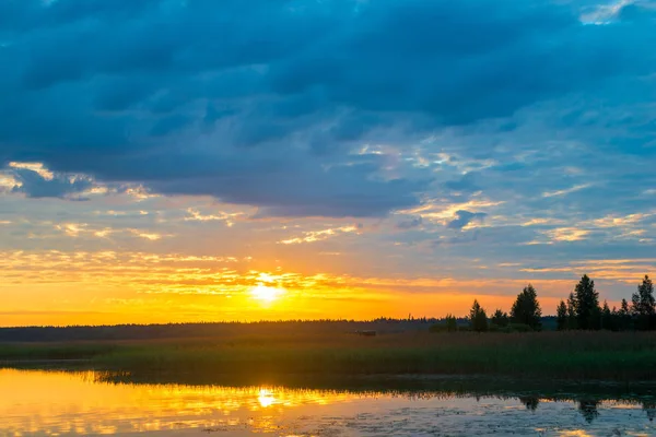 Sol naranja brillante al atardecer sobre un lago pintoresco —  Fotos de Stock