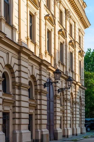 Vackra fasaden av en beige byggnad i Europa, Polen — Stockfoto