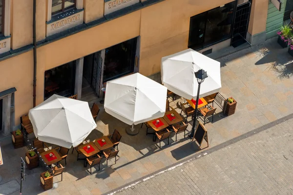 Café de calle abierta en una ciudad europea, vista superior —  Fotos de Stock