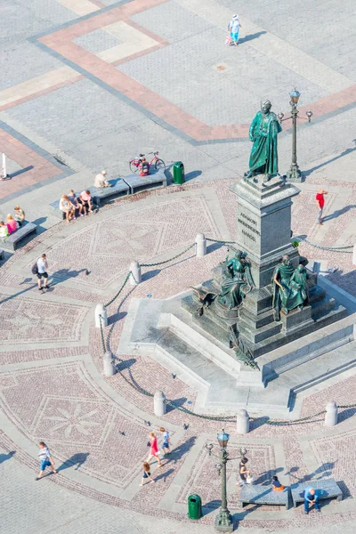 El famoso monumento al poeta polaco Adam Mickiewicz en la s —  Fotos de Stock