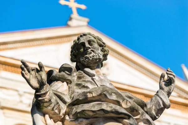 Sculpture of the apostle against the background of the Catholic — Stock Photo, Image