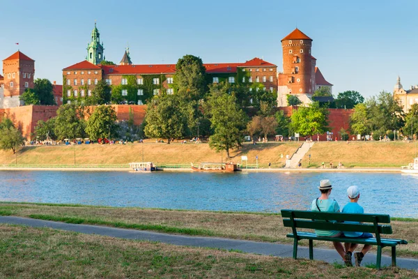 Cracovie, Pologne - 11 août 2017 : mère et fils de touristes sur la — Photo