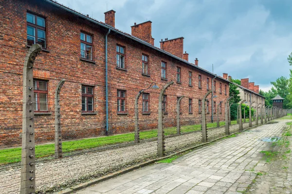 Auschwitz, Lengyelország - 2017. augusztus 12.: szögesdrót és barra tégla — Stock Fotó