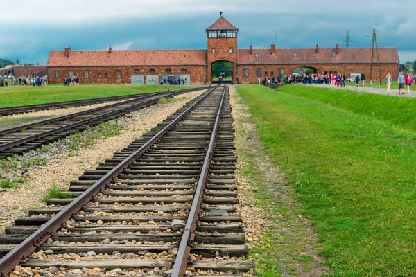 Auschwitz, Polônia - 12 de agosto de 2017: trilhos com entrada principal para o campo de concentração de Auschwitz Birkenau — Fotografia de Stock