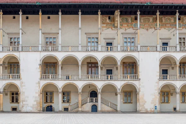 Cracovia, Polonia - 13 de agosto de 2017: hermosas murallas con columnas del palacio en el castillo de Wawel —  Fotos de Stock