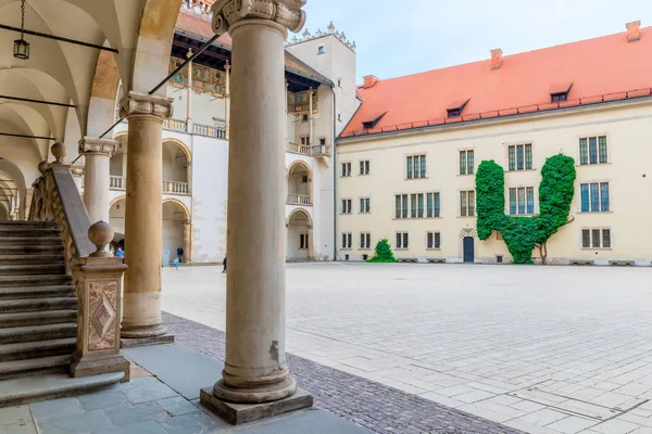 Krakow, Polen - 13 augusti 2017: gården i det kungliga slottet Wawel i Kraków — Stockfoto