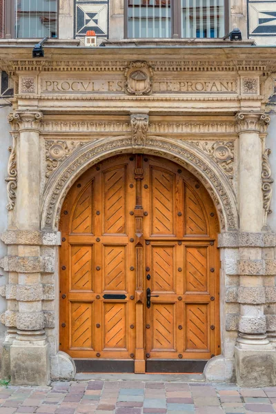 Beautiful wooden door close-up in the building — Stock Photo, Image