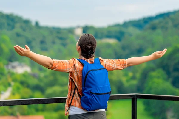 Vrouw tourist met uitgestrekte armen geniet van vrijheid in de natuur — Stockfoto